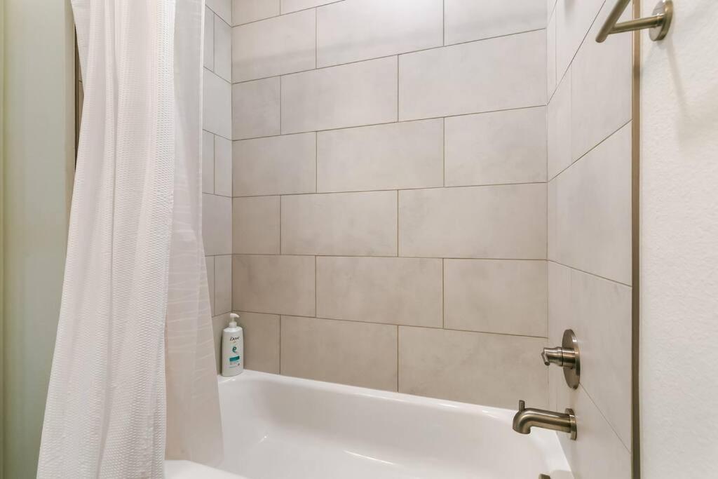 Bright 2bd 2ba 15 Mins To Downtown Holiday home