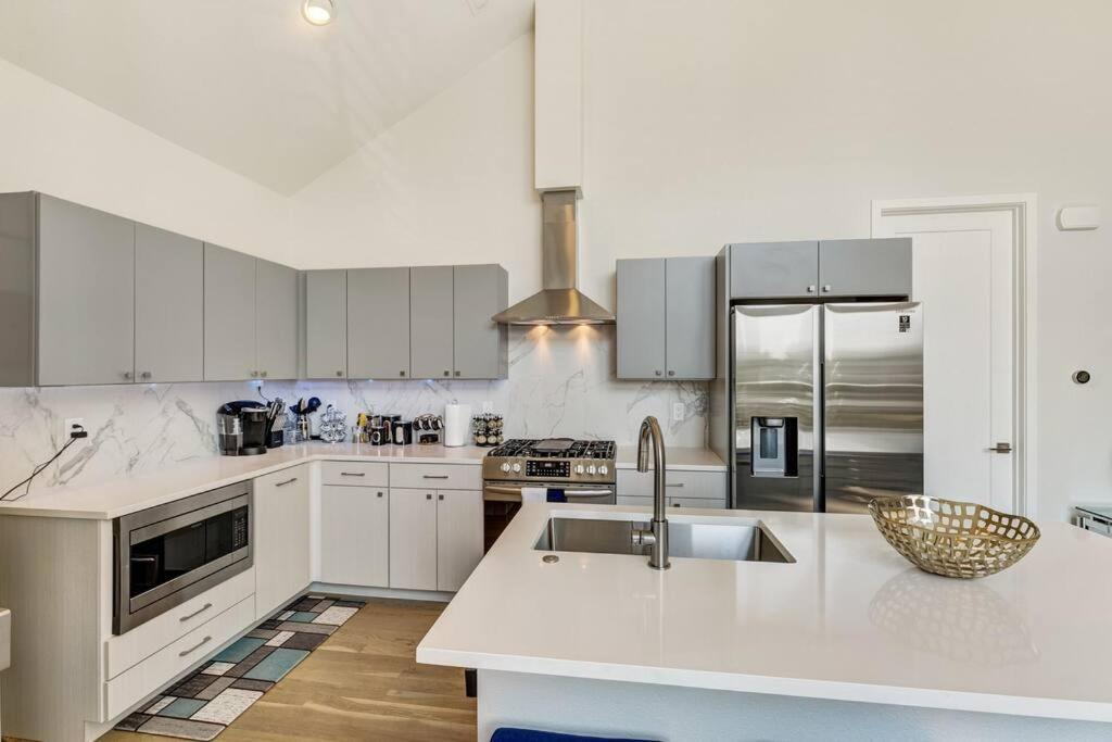 Bright 2bd 2ba 15 Mins To Downtown Holiday home *