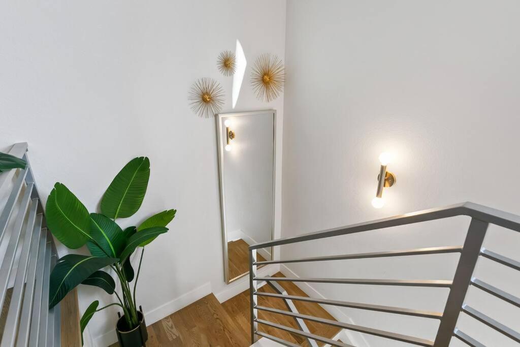 Holiday home Bright 2bd 2ba 15 Mins To Downtown *