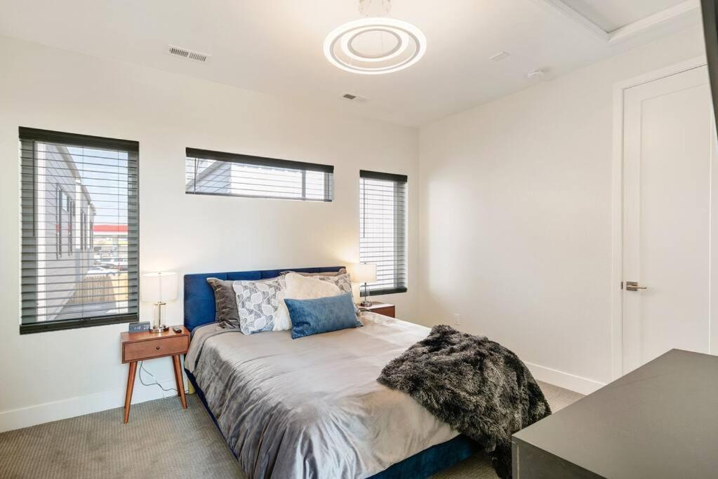 Bright 2bd 2ba 15 Mins To Downtown Holiday home *