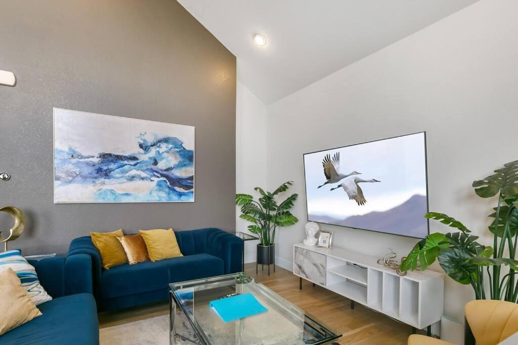 Bright 2bd 2ba 15 Mins To Downtown Holiday home *
